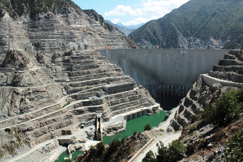 Neden 'Bağzı' İnsanlar Çevresi için Mücadele Eder ve Neden 'Bağzıları' Etmez?