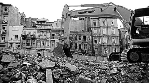 Tarlabaşı'nın Ağır Roman'dan da Ağır Masalı: "Küstüm Oynamıyorum"