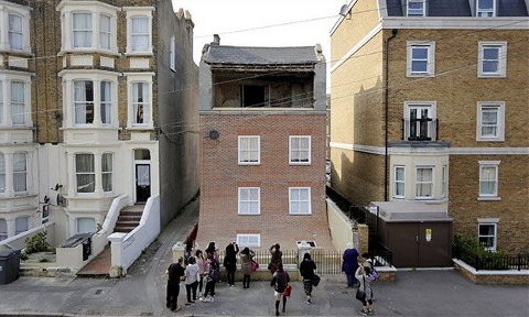 Eriyip Yola Akan Bina Görenleri Şaşırtıyor!