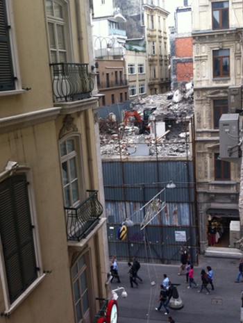 Bir Baro Yıkılırken: İstanbul Barosu Yıkılıyor!