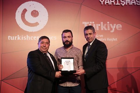 Çanta Askılı Seramik Lavabo ile Birinci Oldu