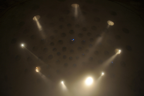 Yoğunluk, Tarihi Hamamda ‘Zamansız’ Olanı Arıyor