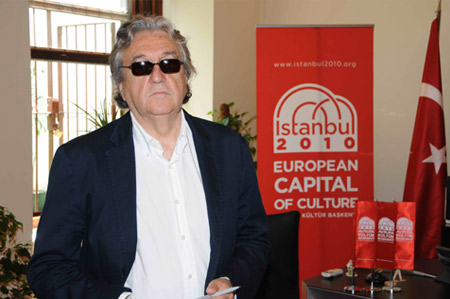 Antoni Muntadas "İstanbul'da Yaşıyor ve Çalışıyor"