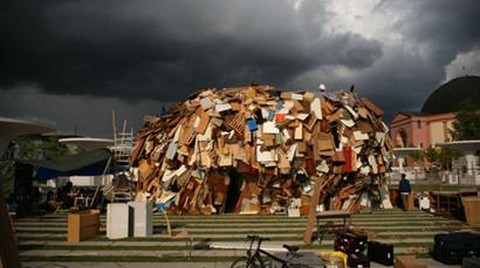 Sandalye ve Buzdolabından Tiyatro Binası